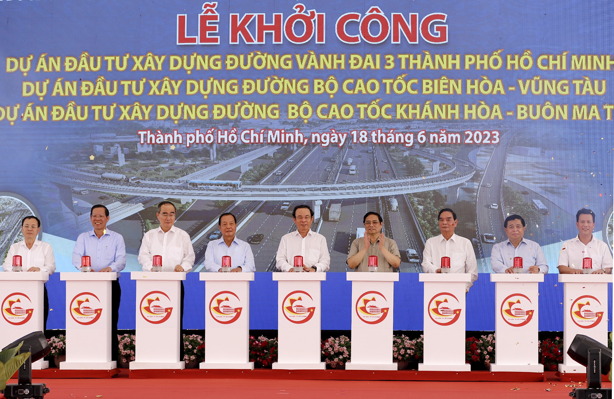 Thủ tướng Phạm Minh Chính và các đại biểu thực hiện nghi thức khởi công Dự án đầu tư xây dựng đường Vành đai 3 TP. Hồ Chí Minh (Ảnh: Thành Nhân).
